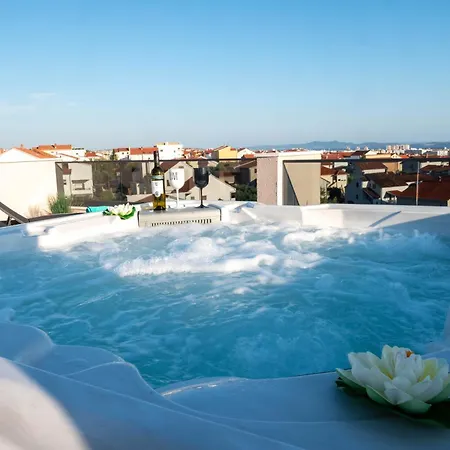 Amoris - Luxury Penthouse With Private Rooftop & Jacuzzi 公寓