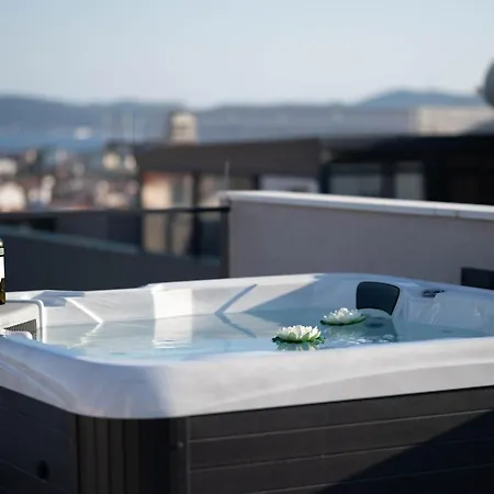 公寓 Amoris - Luxury Penthouse With Private Rooftop & Jacuzzi