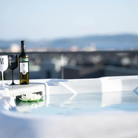 Amoris - Luxury Penthouse With Private Rooftop & Jacuzzi * 扎达尔