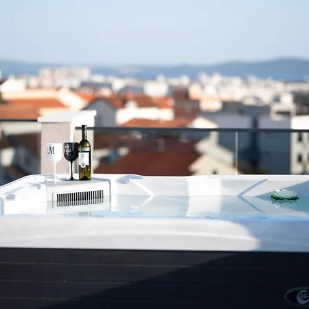 Amoris - Luxury Penthouse With Private Rooftop & Jacuzzi 扎达尔