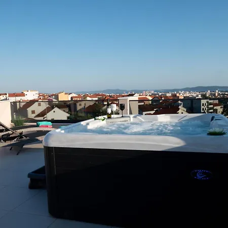 Amoris - Luxury Penthouse With Private Rooftop & Jacuzzi 公寓